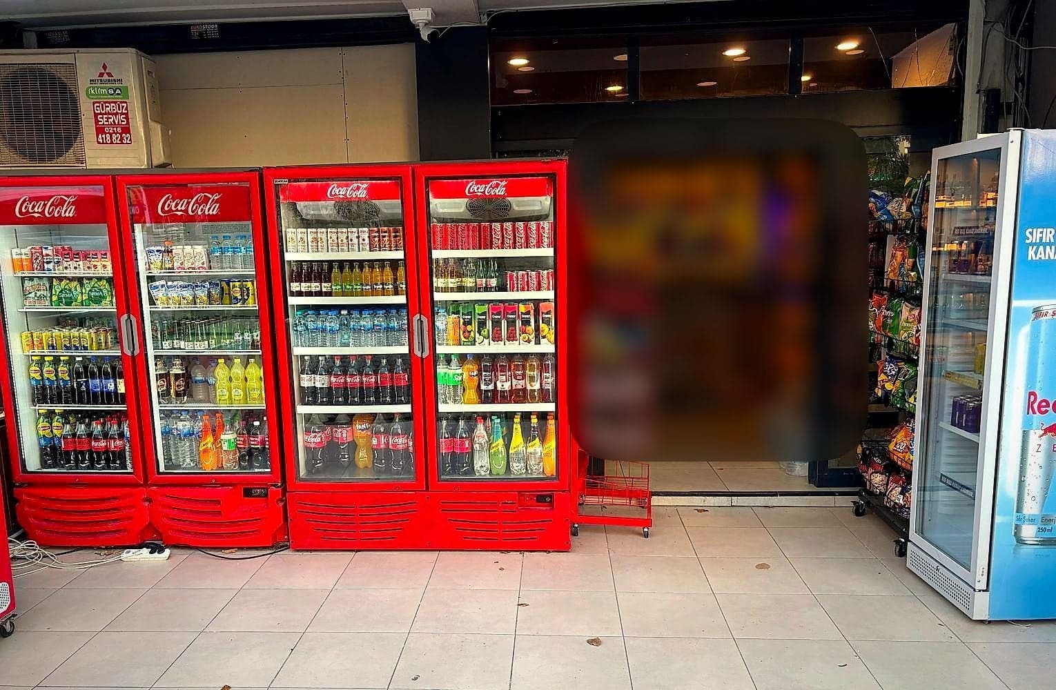 Paket servis çıkan dükkân girişi: soğuk içecek dolapları