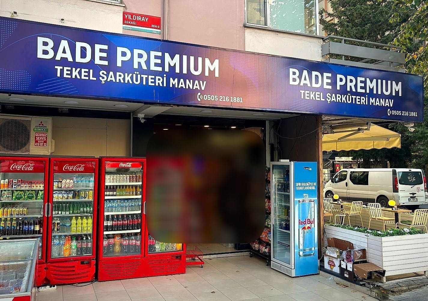Bade Premium dükkân önünde atıştırmalık standı ve oturma alanı